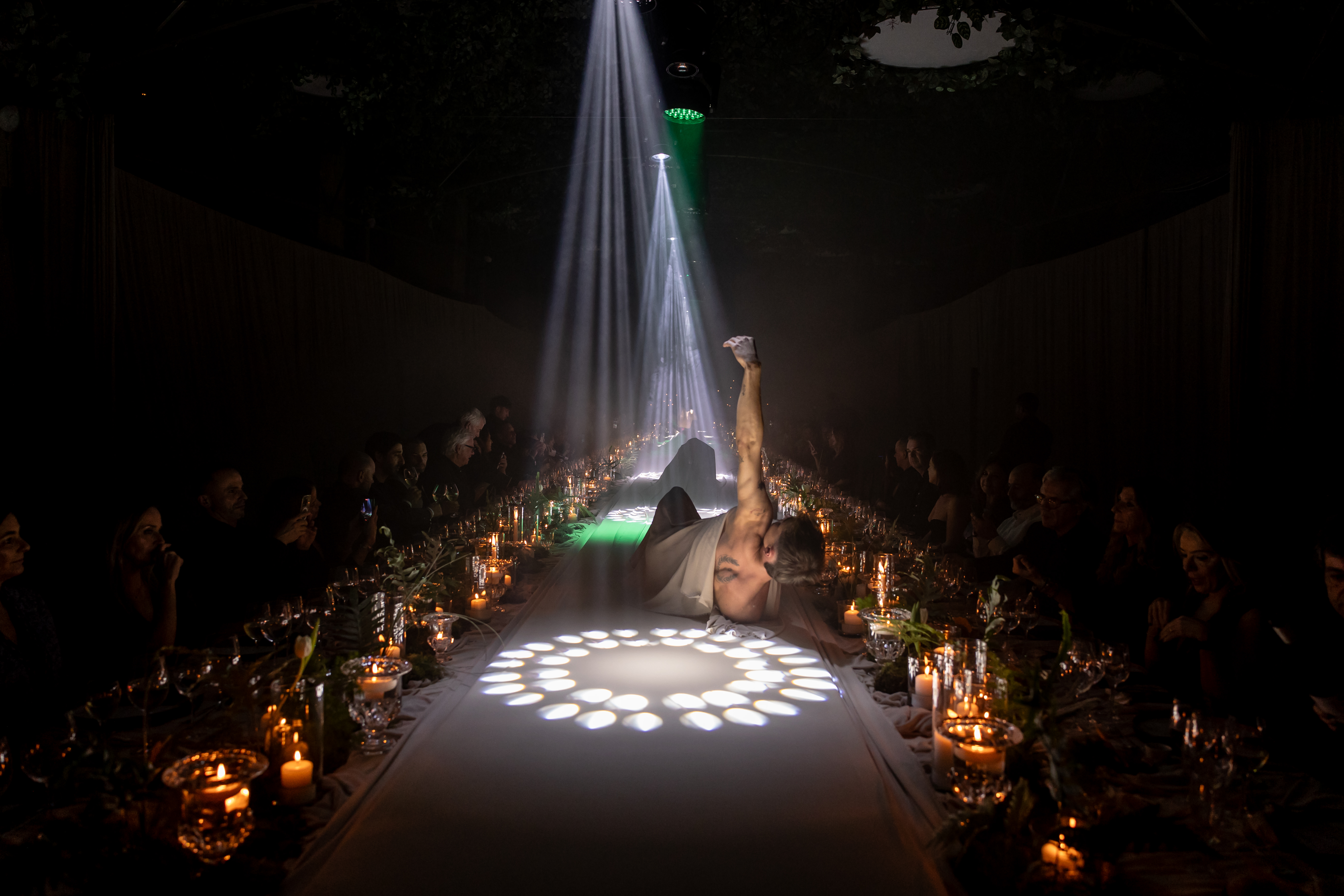 Performance ao vivo - artista em movimento, experiência imersiva Lisboa