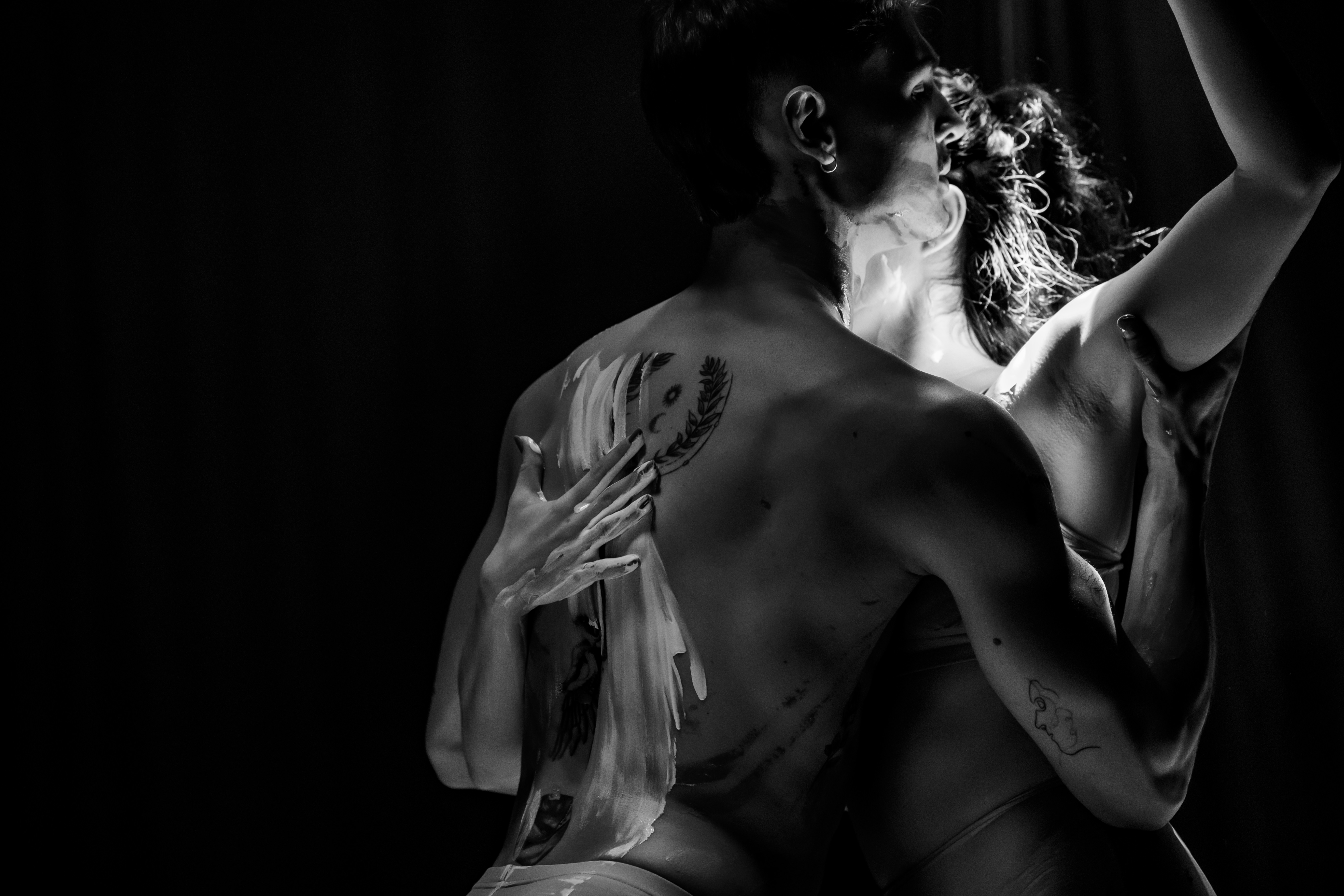 Performance imersiva - artista com traje sofisticado, experiência gastronómica Lisboa