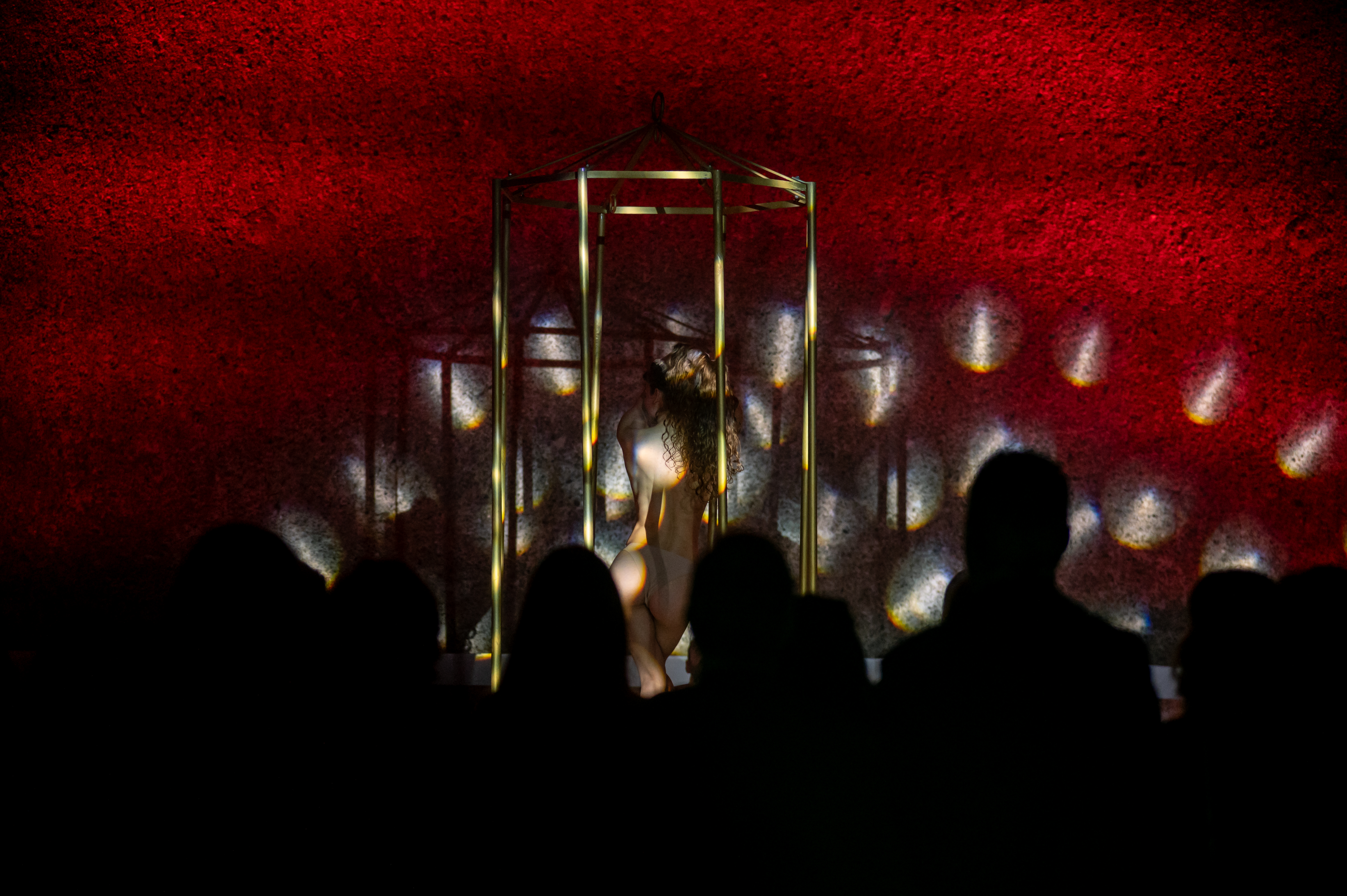 Experiência imersiva - detalhe de figurino artístico, performance X-HEART Lisboa