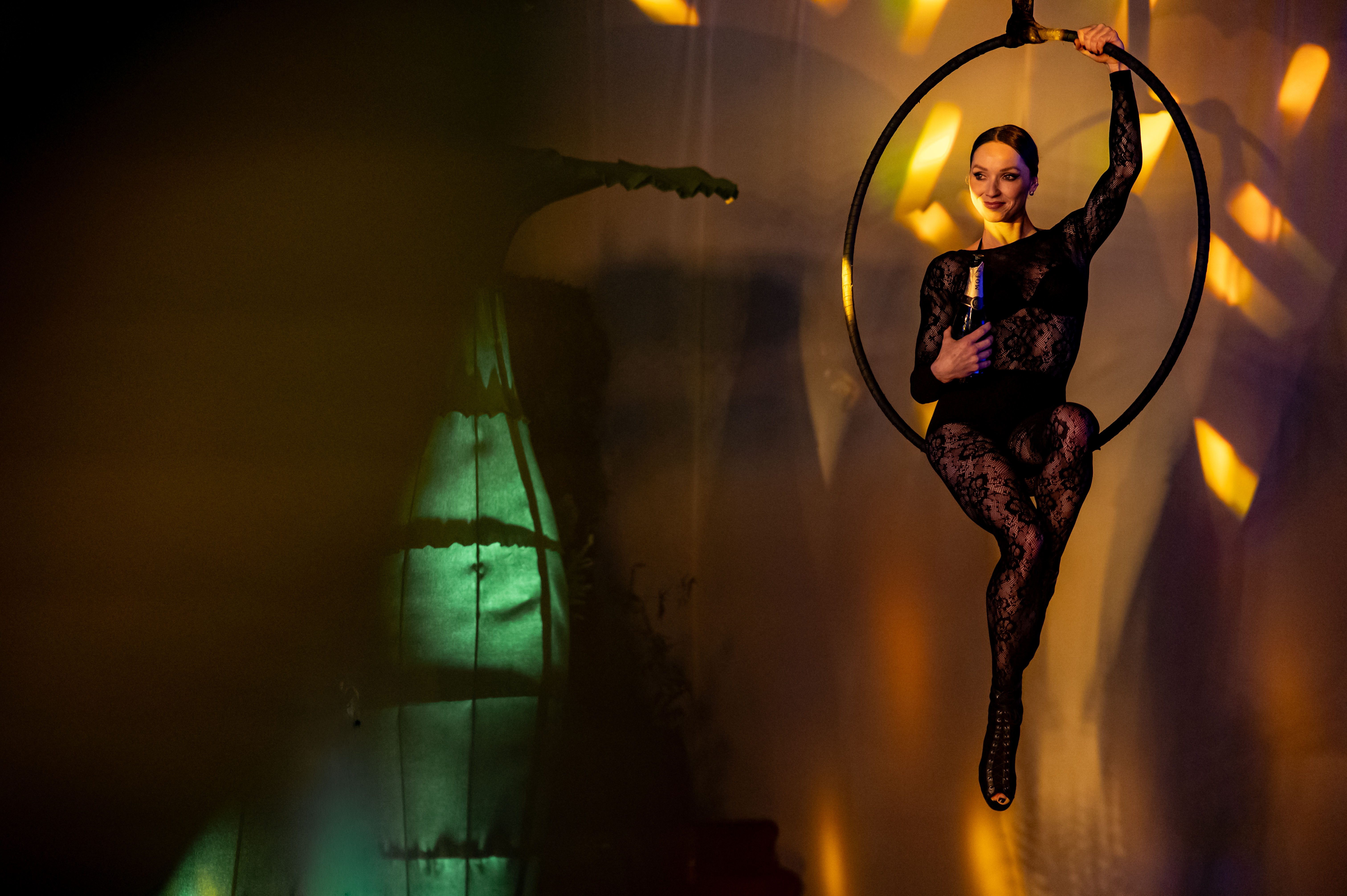 Experiência imersiva Lisboa - artista com traje sofisticado, performance X-HEART