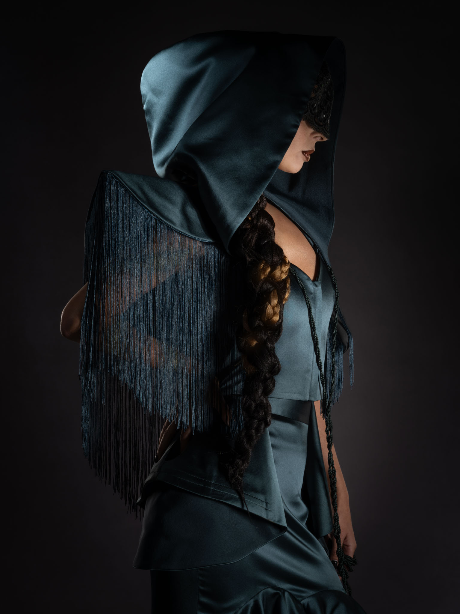 X-HEART — performer com vestido azul-petróleo, Estufa Fria, Lisboa, Fevereiro 2026