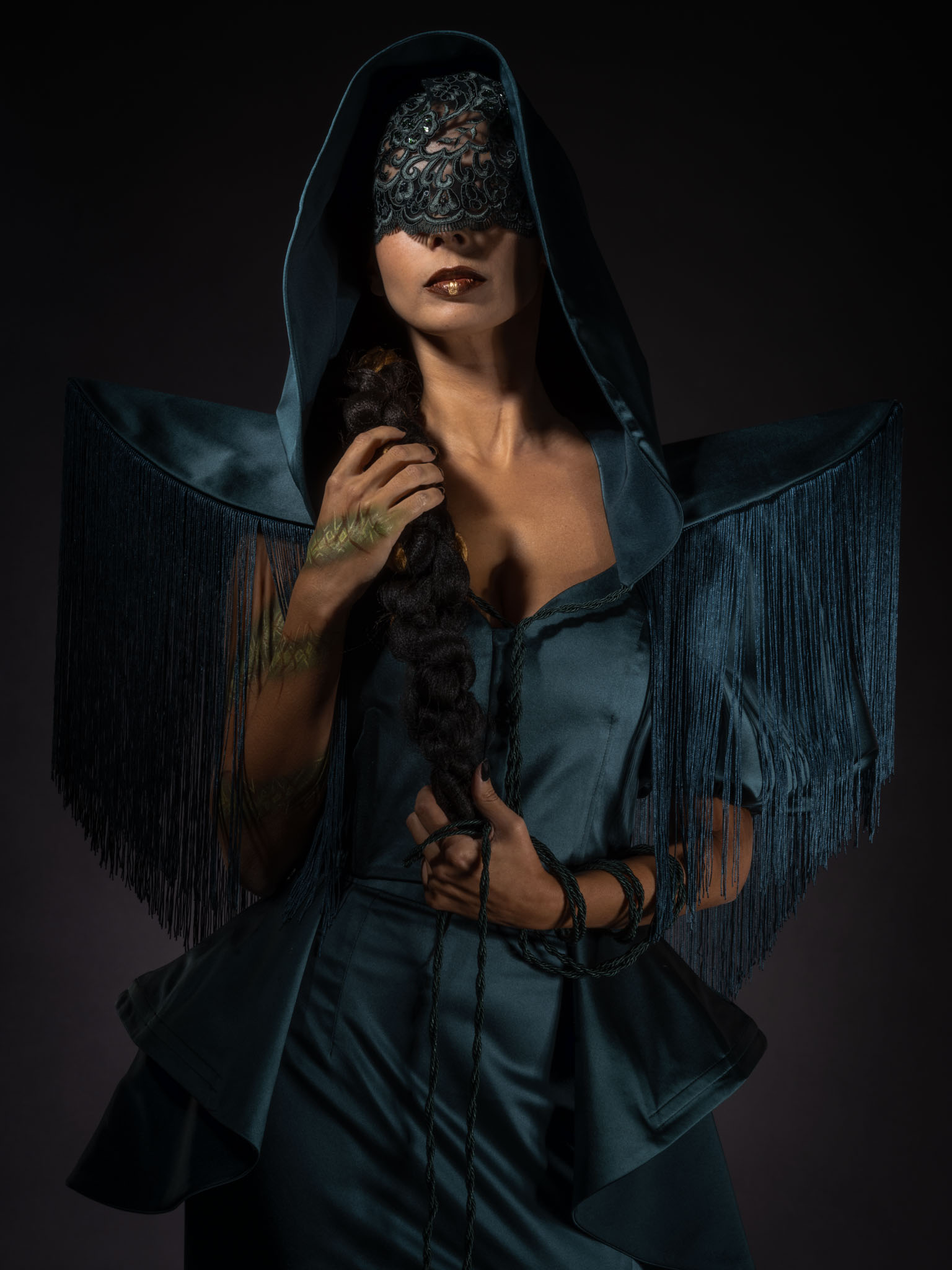 Performer com máscara de renda e capuz, X-HEART