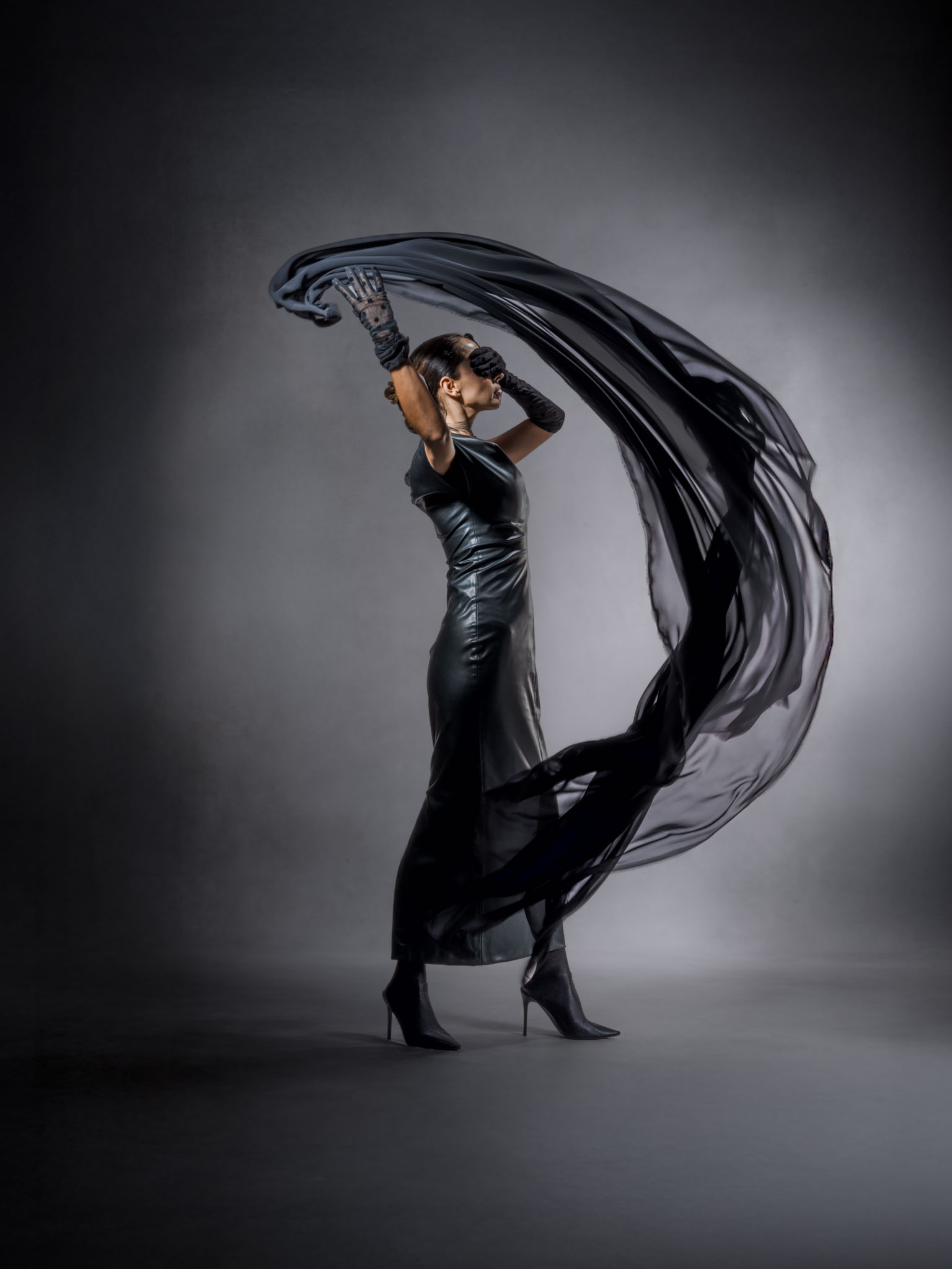 X-HEART — detalhe de mesa e iluminação