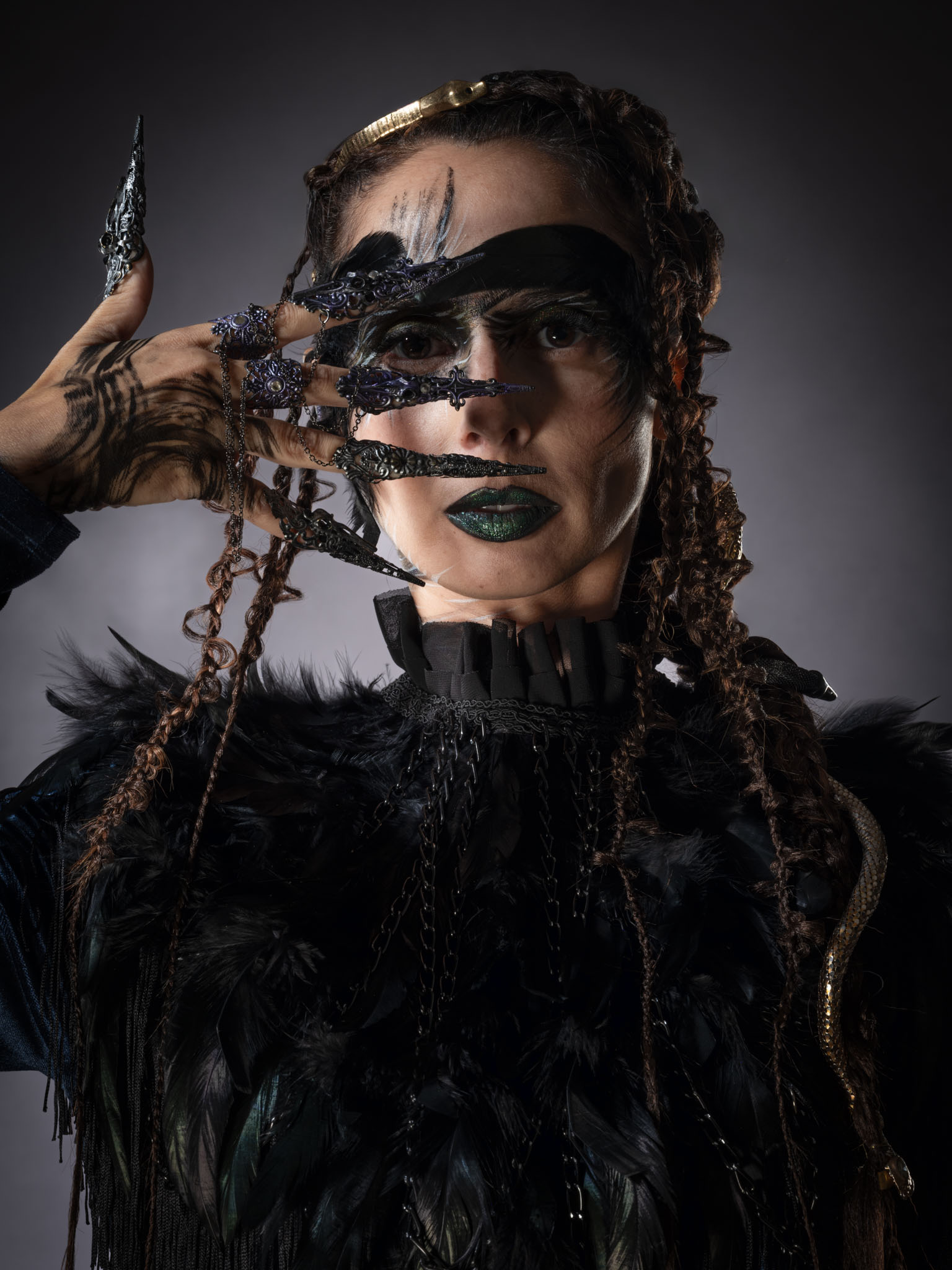 Performer com plumas negras e unhas-garra, X-HEART