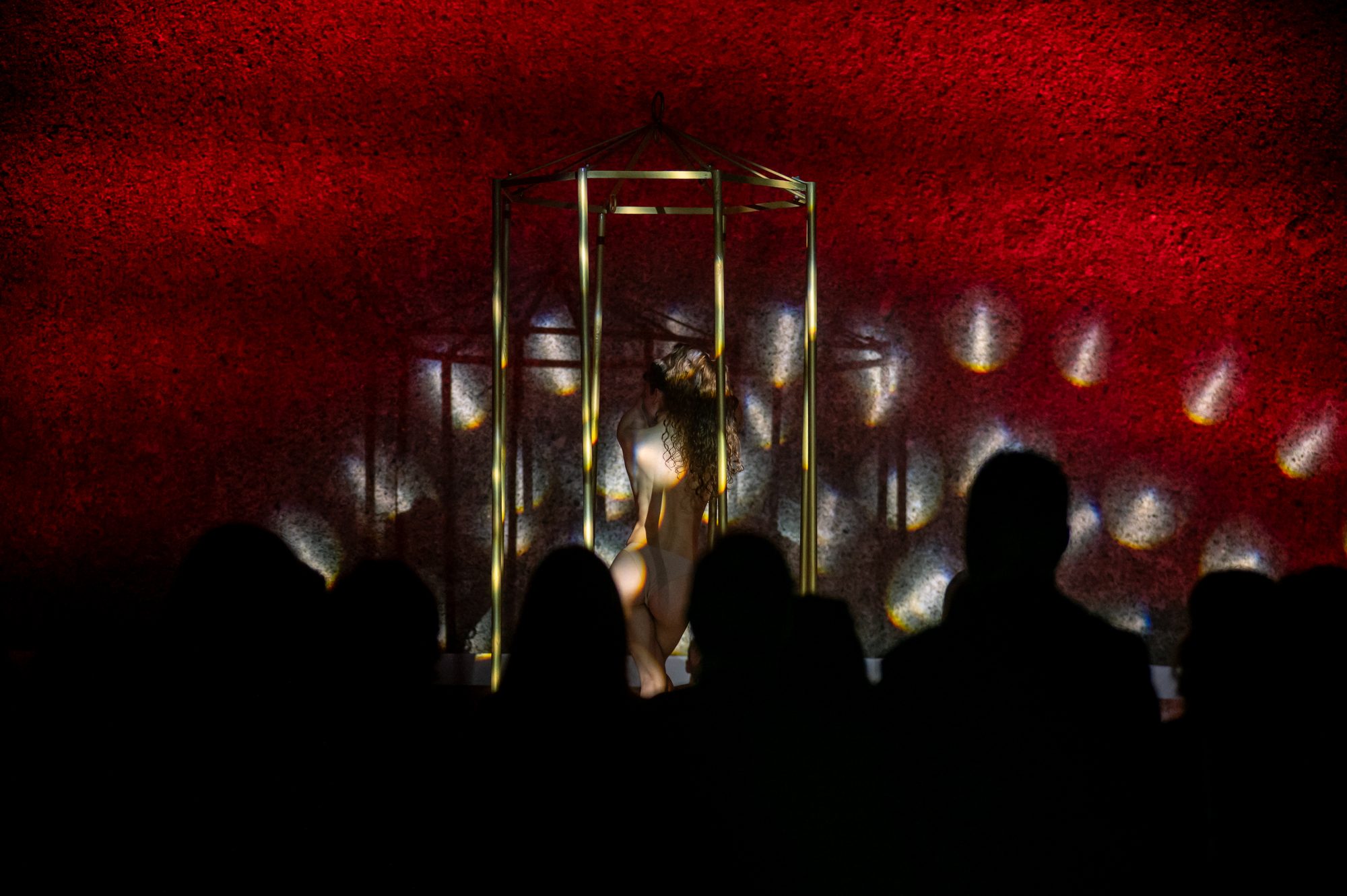 Experiência imersiva - detalhe de figurino artístico, performance X-HEART Lisboa
